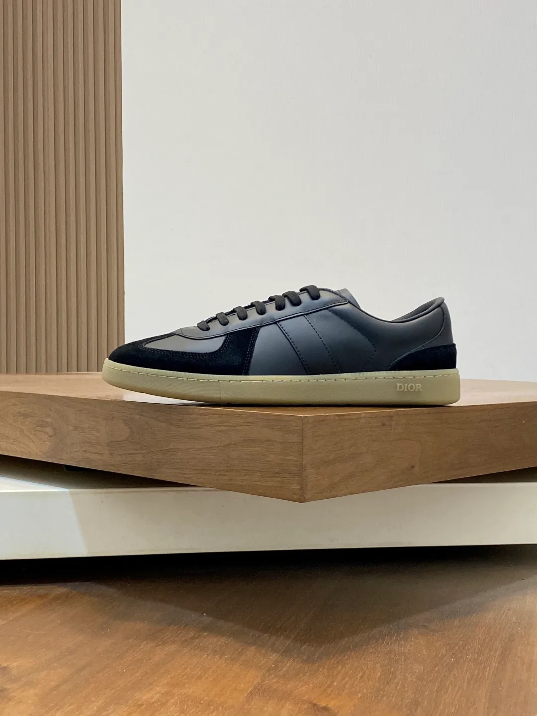 Factory price: 400💰Dior series casual sports shoes, skateboard shoes, original purchase, development and production. This sports shoe is a new product for the fall of 2023. It reinterprets the classic tennis shoes. The fashionable silhouette highlights the thick feeling. Crafted from navy and white jacquard with Oblique print and suede panels, it features a distinctive padded tongue embossed with the Dior signature, wide navy mohair laces and brass eyelets with a matte tonal finish. White rubber sole with Dior Oblique pattern, enhanced by a contrasting Dior 30 Avenue Montaigne signature on the rear. It can add fashionable temperament to casual looks. Exquisite packaging at the delivery counter 🛍📦 ▪️ Fabric: Original customized Oblique presbyopia + cowhide ▪️ Lining: Original customized sheepskin + breathable mesh ▪️ Sole: Original molded anti-slip rubber material ▪️ Bottom thickness: 4CM ▪️ Size: Men's 38-45 (38, 45, 46 customized)